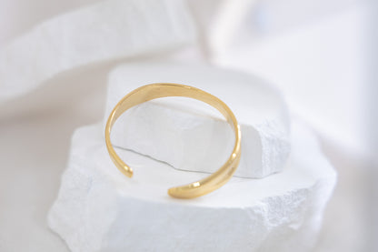 La Morongo Co. 3269-1 Korean Elegance 316L Stainless Steel 18K Gold-Plated Ribbon Cuff Bracelet